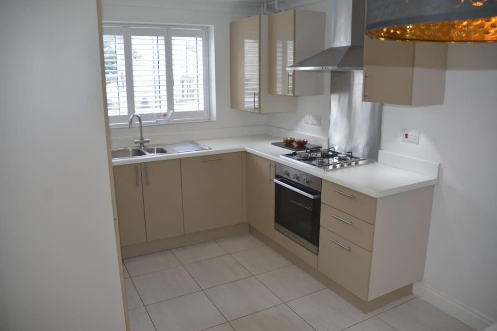 Modern Town House In Cotswolds - 3 Double Bedrooms Witney Dış mekan fotoğraf