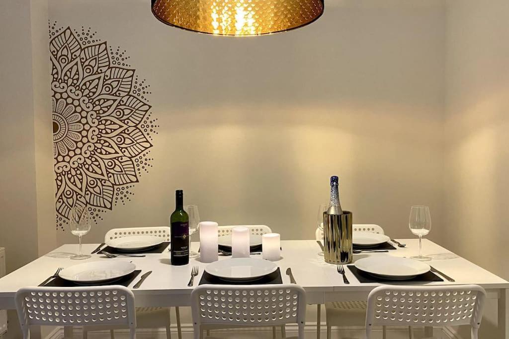 Modern Town House In Cotswolds - 3 Double Bedrooms Witney Dış mekan fotoğraf