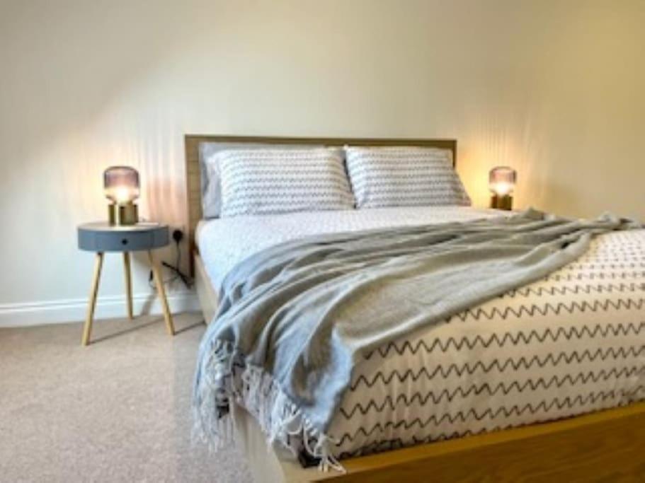 Modern Town House In Cotswolds - 3 Double Bedrooms Witney Dış mekan fotoğraf