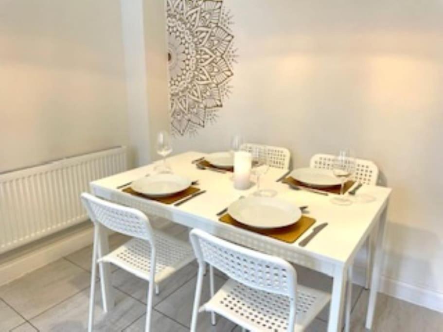Modern Town House In Cotswolds - 3 Double Bedrooms Witney Dış mekan fotoğraf